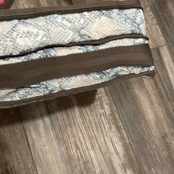 LeSportsac Deluxe Everyday Bag and matching pouch - Picture 3 of 7